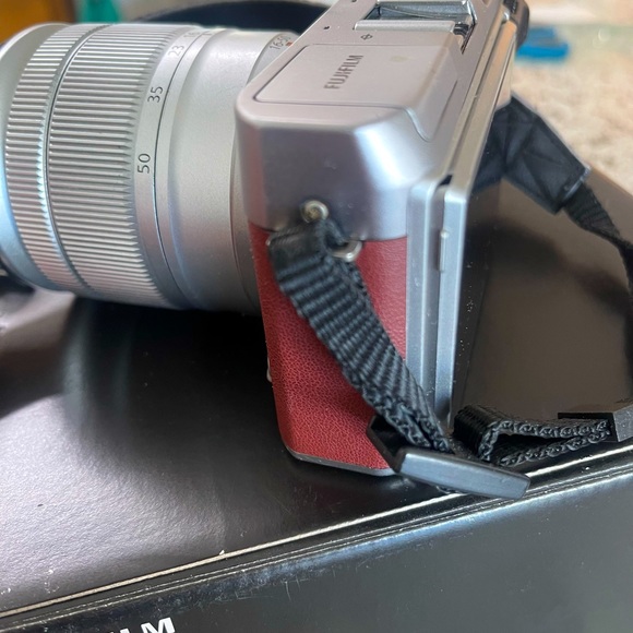 Fujifilm X-A3 mirrorless camera - Picture 1 of 3